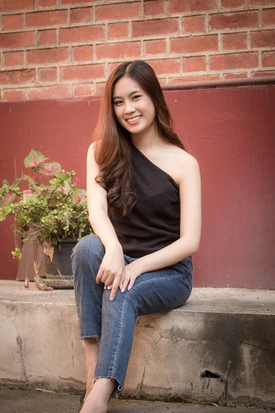 Porträtt Thai Vuxen Vacker Flicka Svart Skjorta Blå Jeans Koppla — Stockfoto