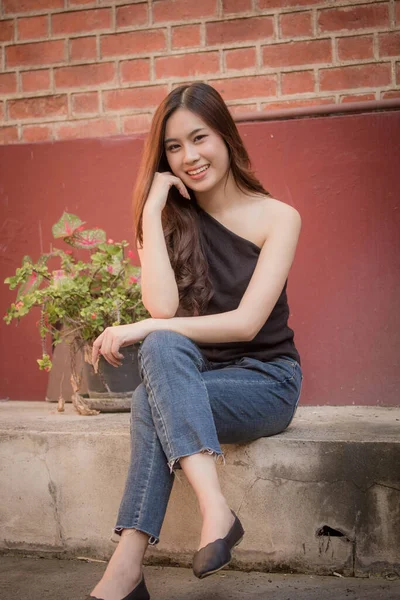 Retrato Tailandés Adulto Hermosa Niña Camisa Negra Vaqueros Azules Relajarse — Foto de Stock