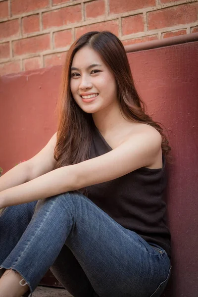 Retrato Tailandés Adulto Hermosa Niña Camisa Negra Vaqueros Azules Relajarse —  Fotos de Stock