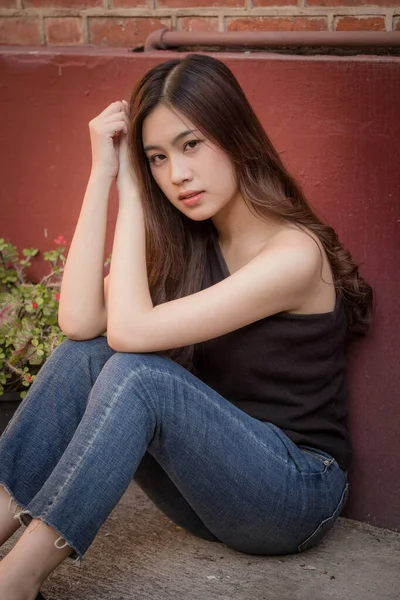 Retrato Tailandés Adulto Hermosa Niña Camisa Negra Vaqueros Azules Relajarse —  Fotos de Stock