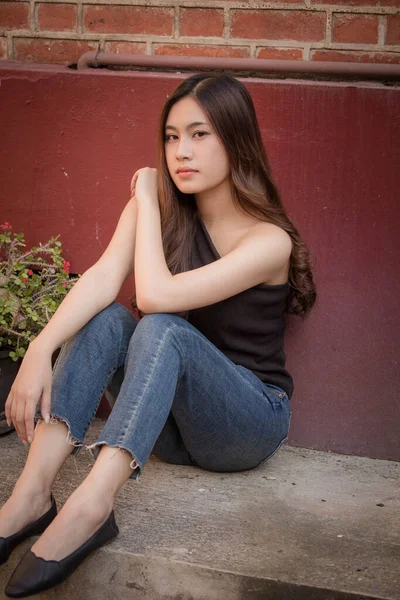 Retrato Tailandés Adulto Hermosa Niña Camisa Negra Vaqueros Azules Relajarse — Foto de Stock
