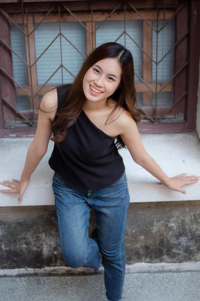 Porträtt Thai Porslin Vuxen Vacker Flicka Svart Skjorta Blå Jeans — Stockfoto