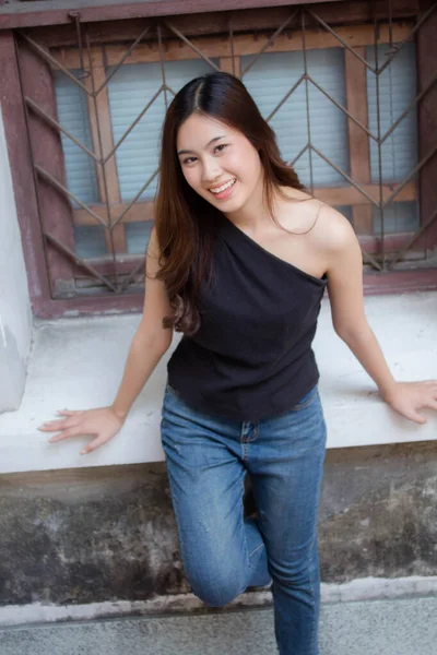 Tayland Portresi Yetişkin Güzel Kız Siyah Gömlek Mavi Kot Pantolon — Stok fotoğraf