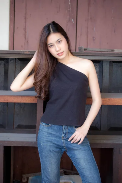 Portrait Thai Chine Adulte Belle Fille Chemise Noire Jeans Bleu — Photo