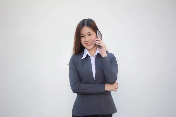 Tajski Dorosłych Biuro Dziewczyna Biały Koszula Dzwoniąc Smartfon — Zdjęcie stockowe