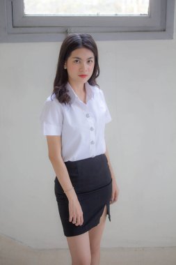 Taylandlı yetişkin öğrenci üniforması güzel kız rahatla ve gülümse.