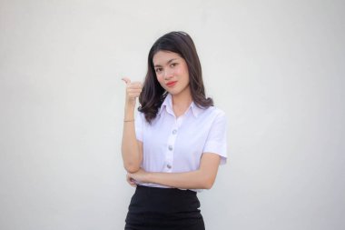 Taylandlı yetişkin öğrenci üniforması. Güzel kız işaret ediyor.