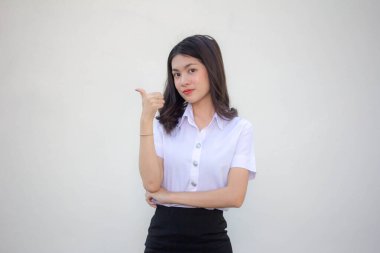 Taylandlı yetişkin öğrenci üniforması. Güzel kız işaret ediyor.