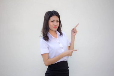 Taylandlı yetişkin öğrenci üniforması. Güzel kız işaret ediyor.