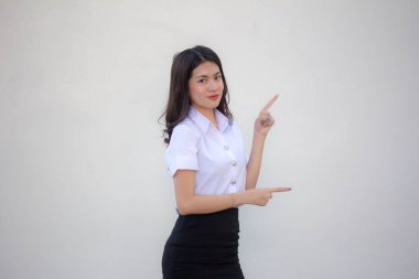 Taylandlı yetişkin öğrenci üniforması. Güzel kız işaret ediyor.