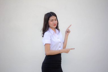 Taylandlı yetişkin öğrenci üniforması. Güzel kız işaret ediyor.