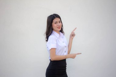 Taylandlı yetişkin öğrenci üniforması. Güzel kız işaret ediyor.