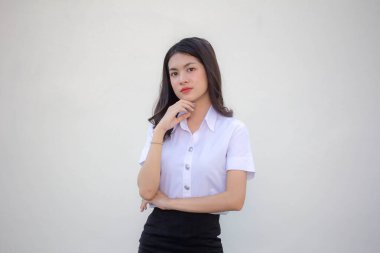 Taylandlı yetişkin öğrenci üniforması güzel kız rahatla ve gülümse.