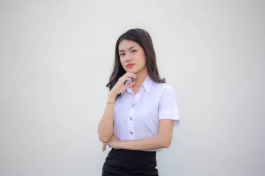 Taylandlı yetişkin öğrenci üniforması güzel kız rahatla ve gülümse.