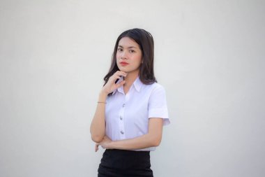 Taylandlı yetişkin öğrenci üniforması güzel kız rahatla ve gülümse.