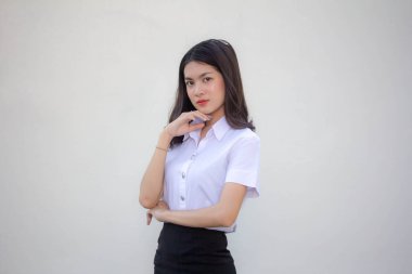 Taylandlı yetişkin öğrenci üniforması güzel kız rahatla ve gülümse.