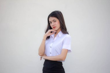 Taylandlı yetişkin öğrenci üniforması güzel kız rahatla ve gülümse.