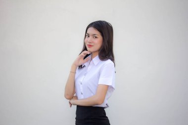 Taylandlı yetişkin öğrenci üniforması güzel kız rahatla ve gülümse.