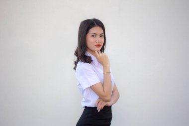 Taylandlı yetişkin öğrenci üniforması güzel kız rahatla ve gülümse.