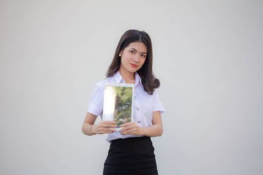 Yetişkin öğrenci üniforması. Güzel kız tabletini göster.