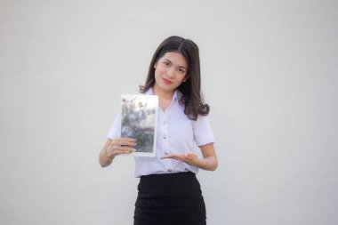 Yetişkin öğrenci üniforması. Güzel kız tabletini göster.