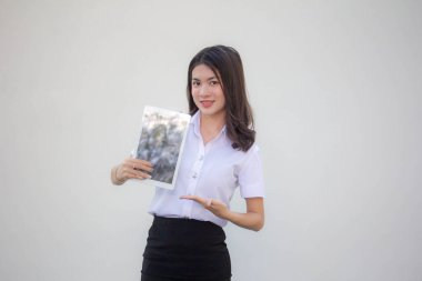 Yetişkin öğrenci üniforması. Güzel kız tabletini göster.