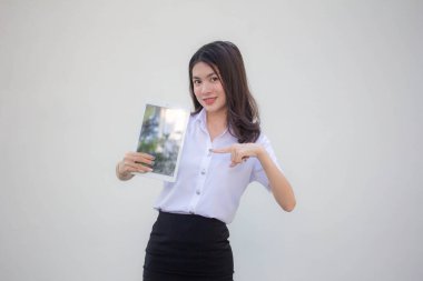 Yetişkin öğrenci üniforması. Güzel kız tabletini göster.