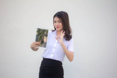 Yetişkin öğrenci üniforması. Güzel kız tabletini göster.