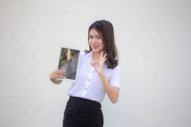 Yetişkin öğrenci üniforması. Güzel kız tabletini göster.