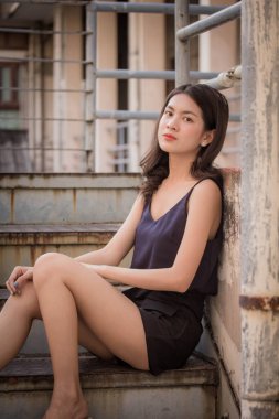 Taylandlı yetişkin bir kızın portresi rahatla ve gülümse.