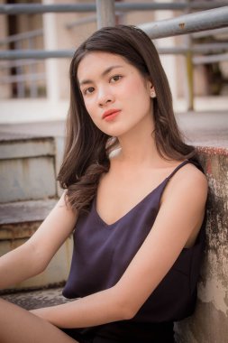 Taylandlı yetişkin bir kızın portresi rahatla ve gülümse.