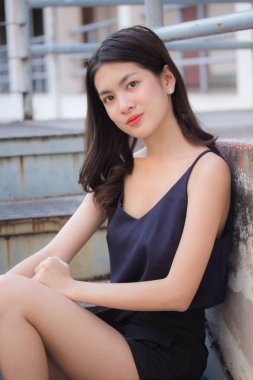 Taylandlı yetişkin bir kızın portresi rahatla ve gülümse.