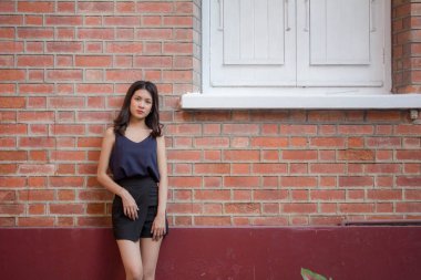 Taylandlı yetişkin bir kızın portresi rahatla ve gülümse.