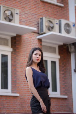 Taylandlı yetişkin bir kızın portresi rahatla ve gülümse.