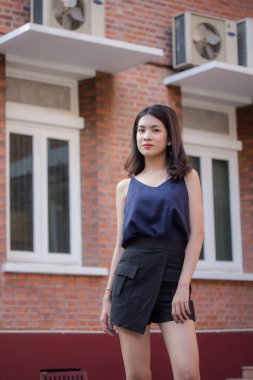 Taylandlı yetişkin bir kızın portresi rahatla ve gülümse.