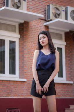 Taylandlı yetişkin bir kızın portresi rahatla ve gülümse.