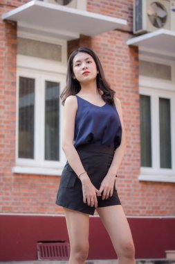 Taylandlı yetişkin bir kızın portresi rahatla ve gülümse.