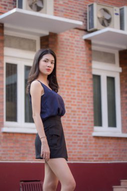 Taylandlı yetişkin bir kızın portresi rahatla ve gülümse.