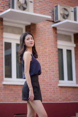 Taylandlı yetişkin bir kızın portresi rahatla ve gülümse.