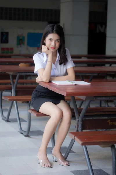 Tailandês Adulto Estudante Universidade Uniforme Bela Menina Relaxar Sorrir — Fotografia de Stock