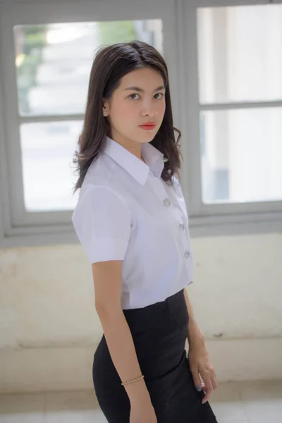 Tailandês Adulto Estudante Universidade Uniforme Bela Menina Relaxar Sorrir — Fotografia de Stock