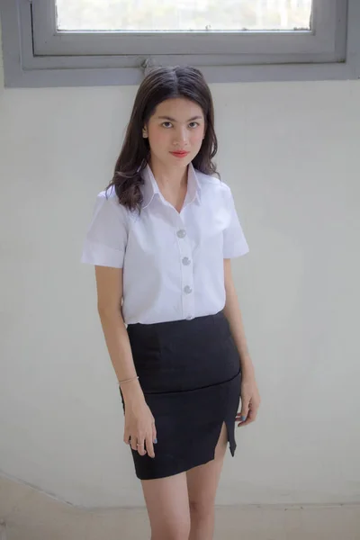 Tailandês Adulto Estudante Universidade Uniforme Bela Menina Relaxar Sorrir — Fotografia de Stock