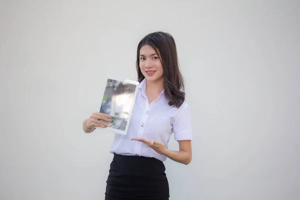 Thai Vuxen Student Universitet Uniform Vacker Flicka Visa Sin Tablett — Stockfoto