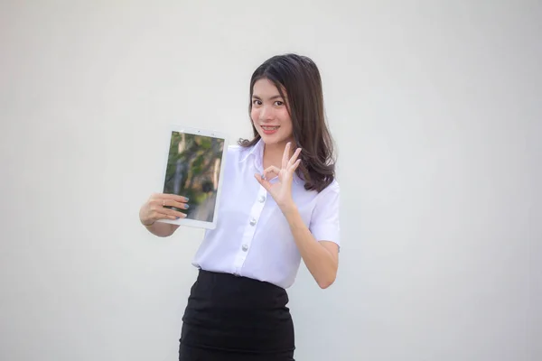 Thajská Dospělá Studentská Univerzita Uniforma Krásná Dívka Ukázat Její Tablet — Stock fotografie