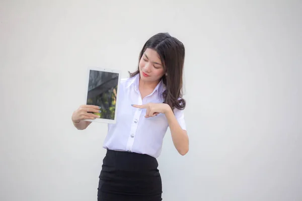 Thai Ενηλίκων Φοιτητής Πανεπιστήμιο Ομοιόμορφη Όμορφη Κοπέλα Δείχνουν Δισκίο Της — Φωτογραφία Αρχείου