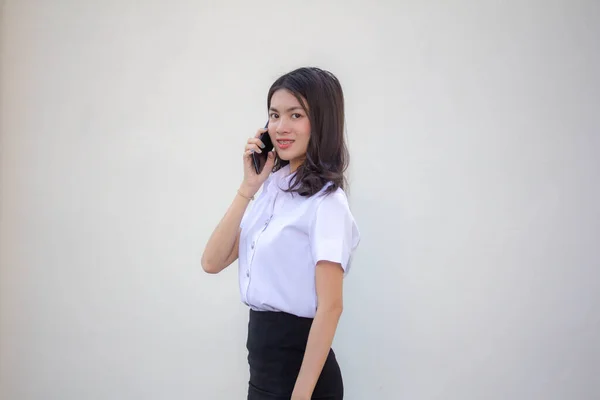 Tajski Dorosły Student Uniwersytet Mundur Piękna Dziewczyna Dzwoniąc Smartfon — Zdjęcie stockowe