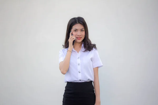 Thai Vuxen Student Universitet Uniform Vacker Flicka Ringer Smart Telefon — Stockfoto