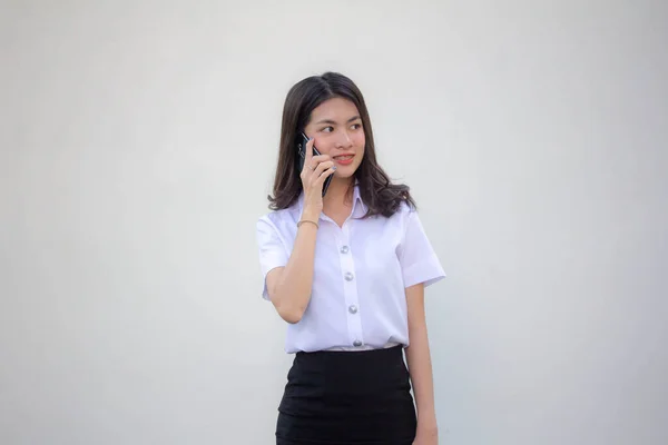 Tailandés Estudiante Adulto Universidad Uniforme Hermosa Chica Llamando Teléfono Inteligente —  Fotos de Stock