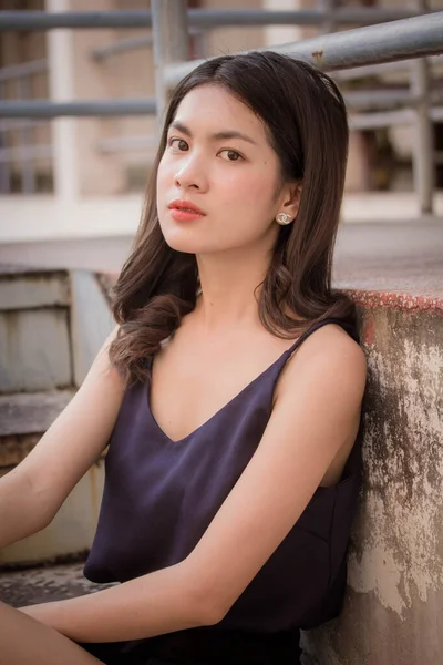 Taylandlı yetişkin bir kızın portresi rahatla ve gülümse.