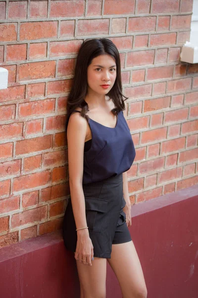 Taylandlı yetişkin bir kızın portresi rahatla ve gülümse.